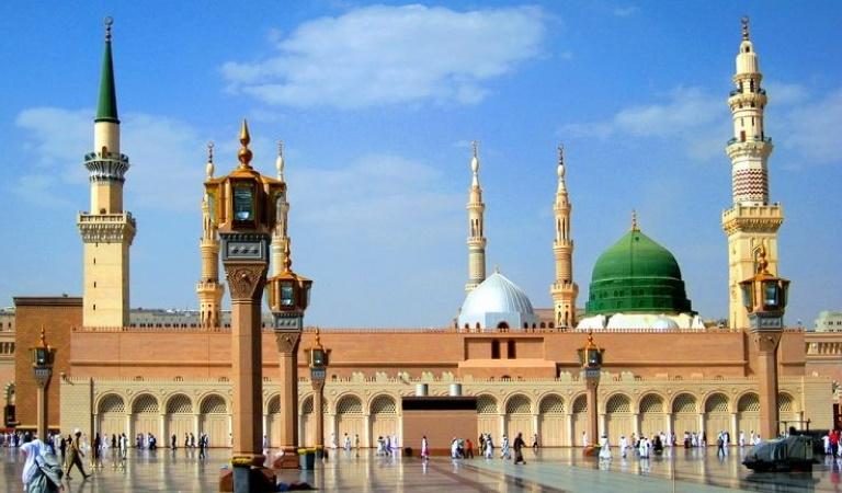 Read more about the article زباں پر جب محمد مصطفیٰ کا نام آتا ہے